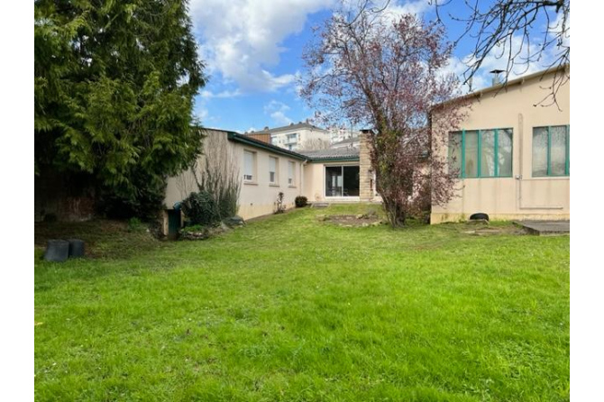 Maison avec hangar à Laval