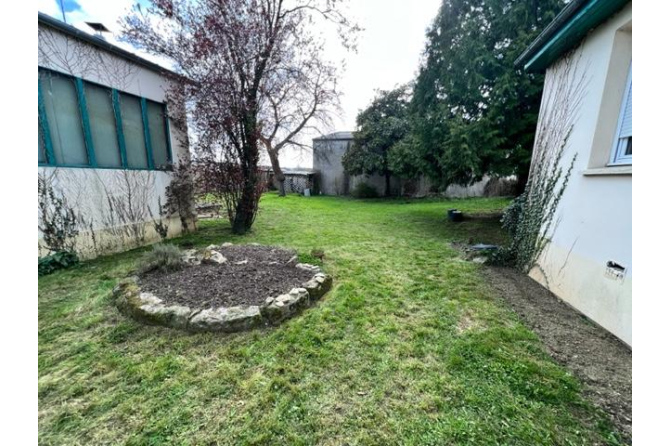 Maison avec hangar à Laval