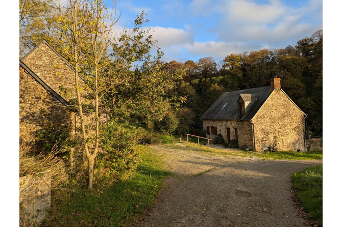 Ancien moulin sur 2ha29 avec plan d'eau secteur Evron