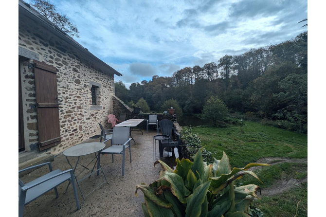 Ancien moulin sur 2ha29 avec plan d'eau secteur Evron