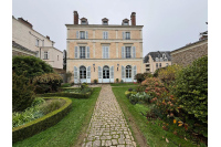 Property in former private mansion in the center of Laval