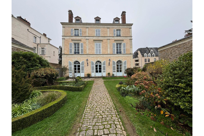 Property in former private mansion in the center of Laval