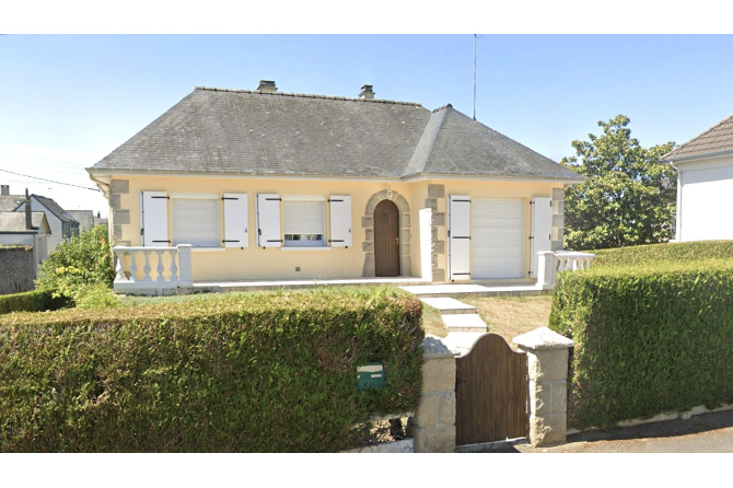 House near shops in Saint Berthevin