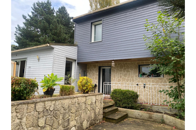 House with swimming pool in Mayenne