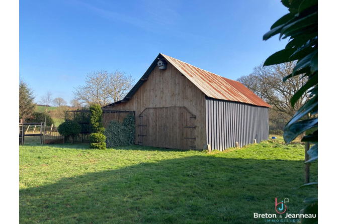 Small farmhouse on 1 ha 56 in the Villaines la Juhel sector