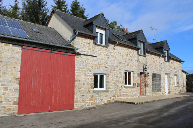 Beautiful farmhouse on 3 ha 333 in Juvigné