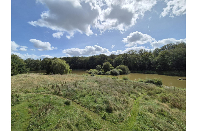 Fermette sur 3 ha 42 avec plan d'eau de 2 ha secteur Andouillé