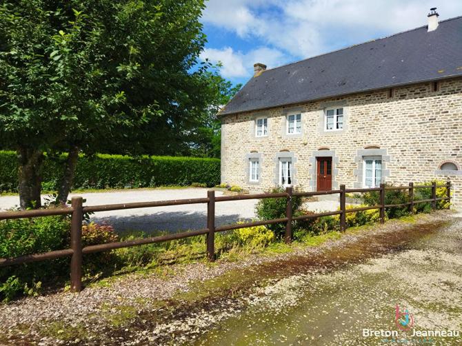 Farmhouse on one hectare MAYENNE sector