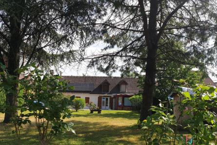 Maison en pierres avec un terrain