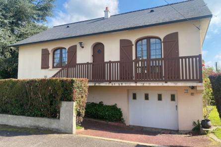 Pavilion on basement in Ambrières-les-Vallées