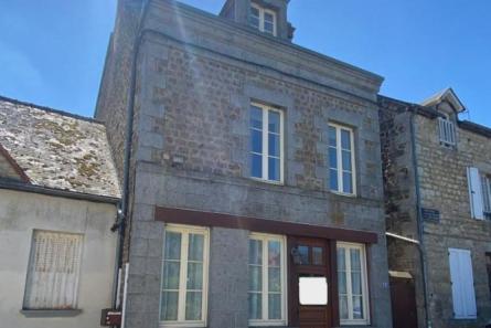 Opportunité Rare à Saint-Berthevin ! Maison avec Bureaux à Proximité de la Forêt