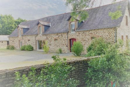 Superb farmhouse for sale in Ahuillé