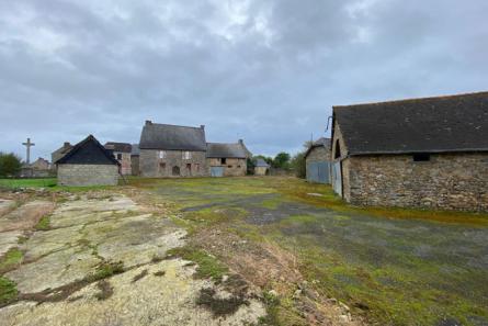 Maison  à rénover à Saint Chirstophe des Bois , dépendances, grand terrain