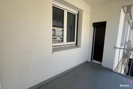 Apartment with balcony in the center of Laval