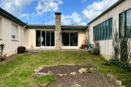 Maison avec hangar à Laval