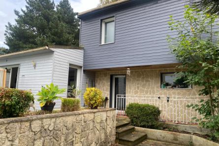 House with swimming pool in Mayenne